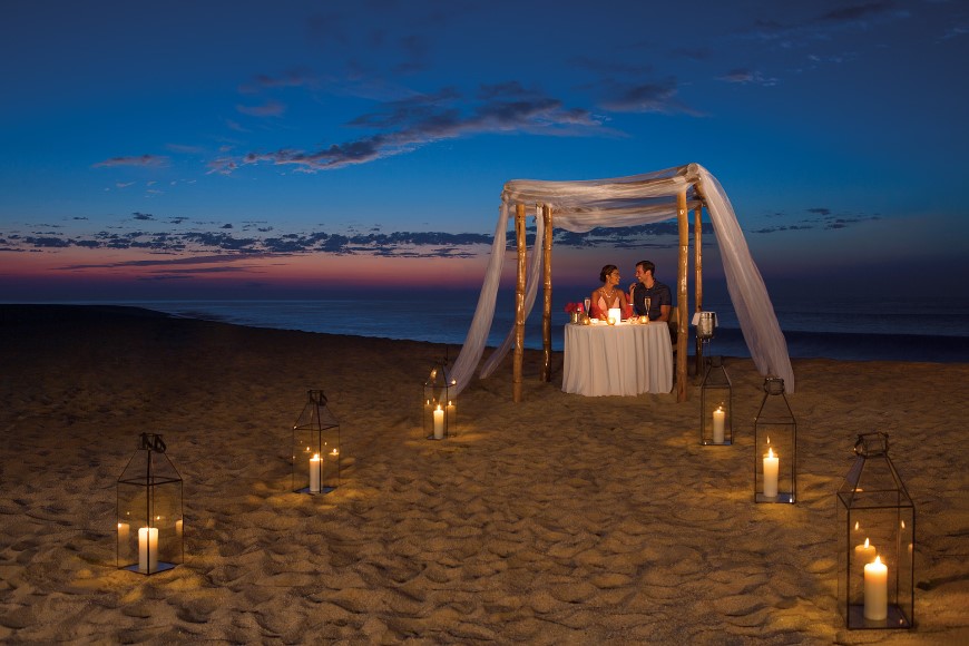 Cena romántica en un gazebo en la playa